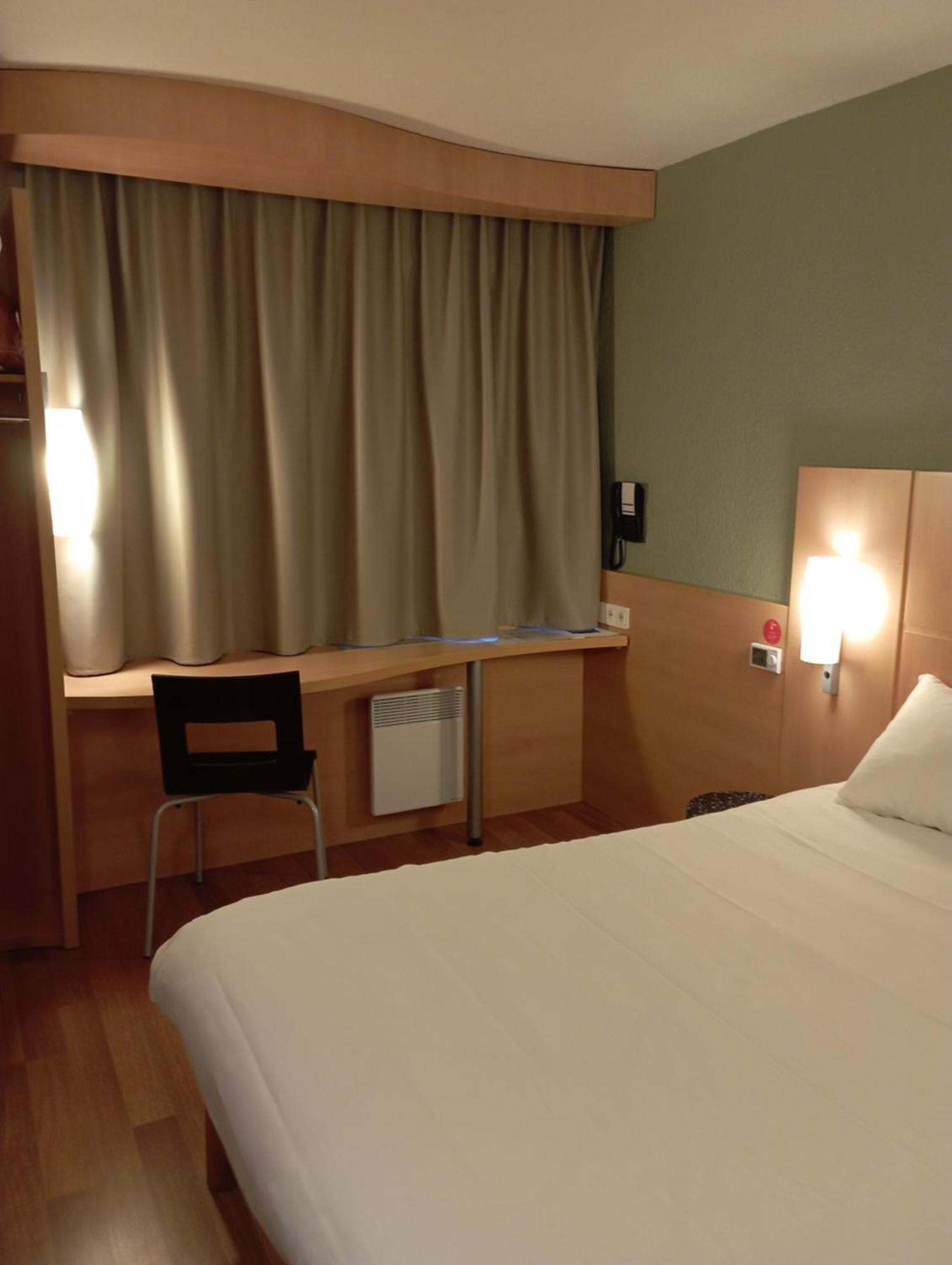 Hotel Ibis Les Etangs Des Moines Fourmies Exterior foto