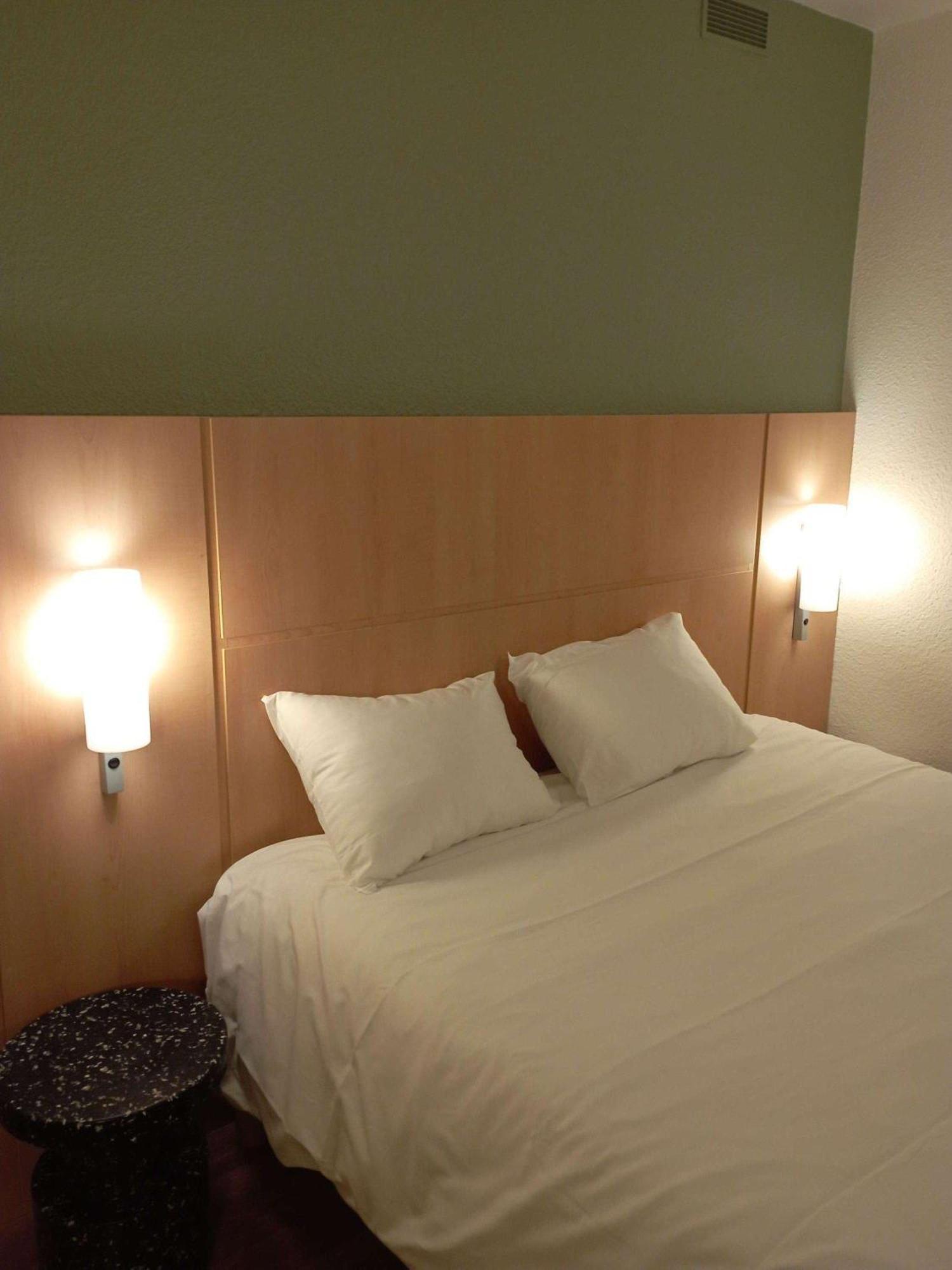 Hotel Ibis Les Etangs Des Moines Fourmies Exterior foto