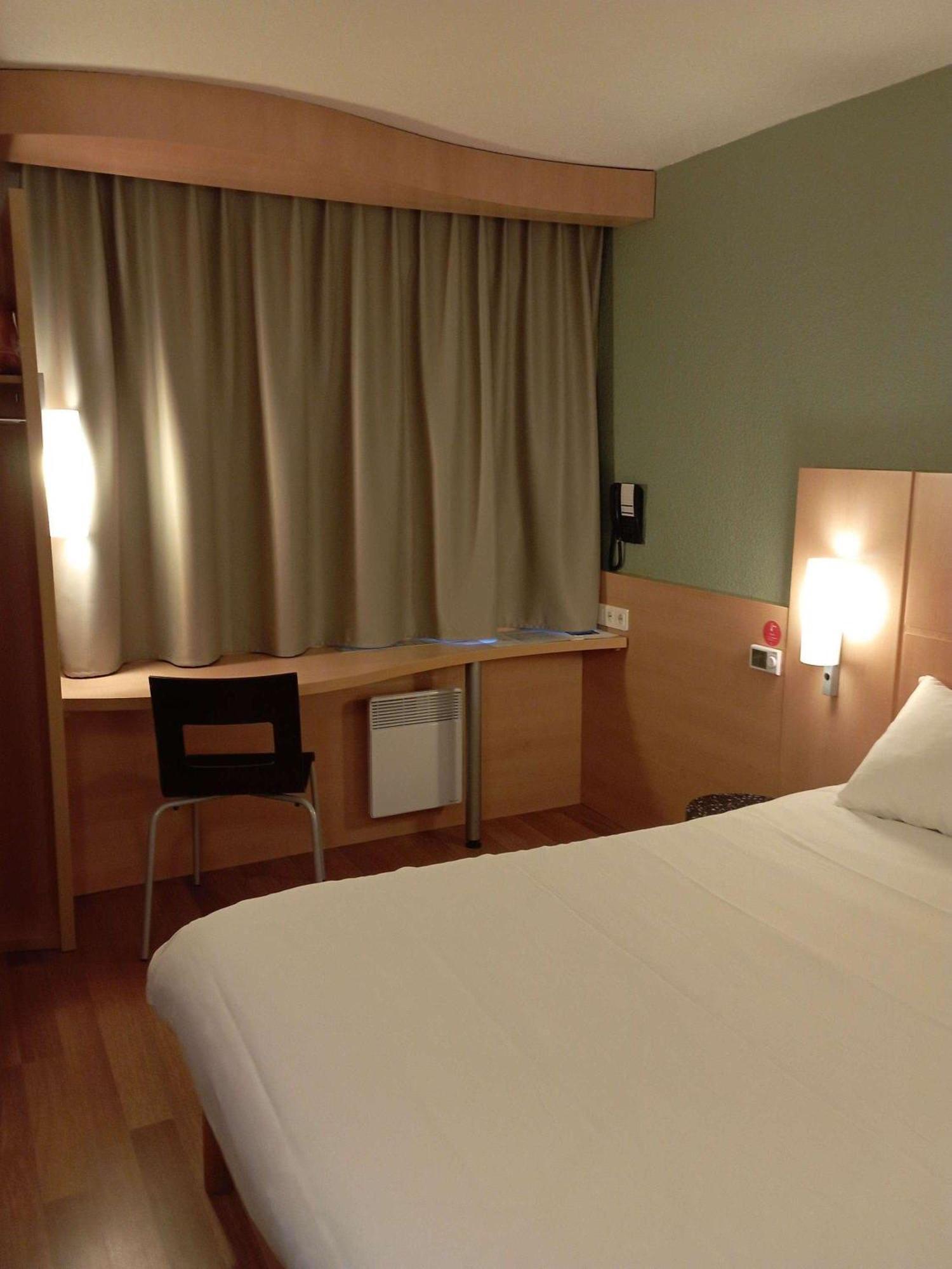 Hotel Ibis Les Etangs Des Moines Fourmies Exterior foto